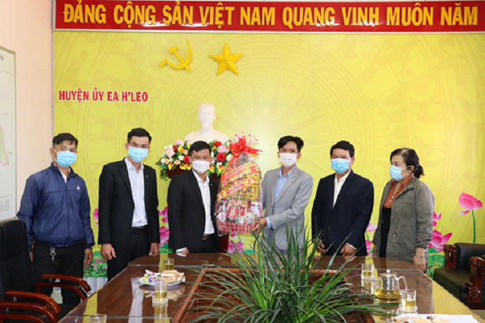 Chi hội tin lành thị trấn Ea Drăng thăm, chúc tết cơ quan Huyện ủy